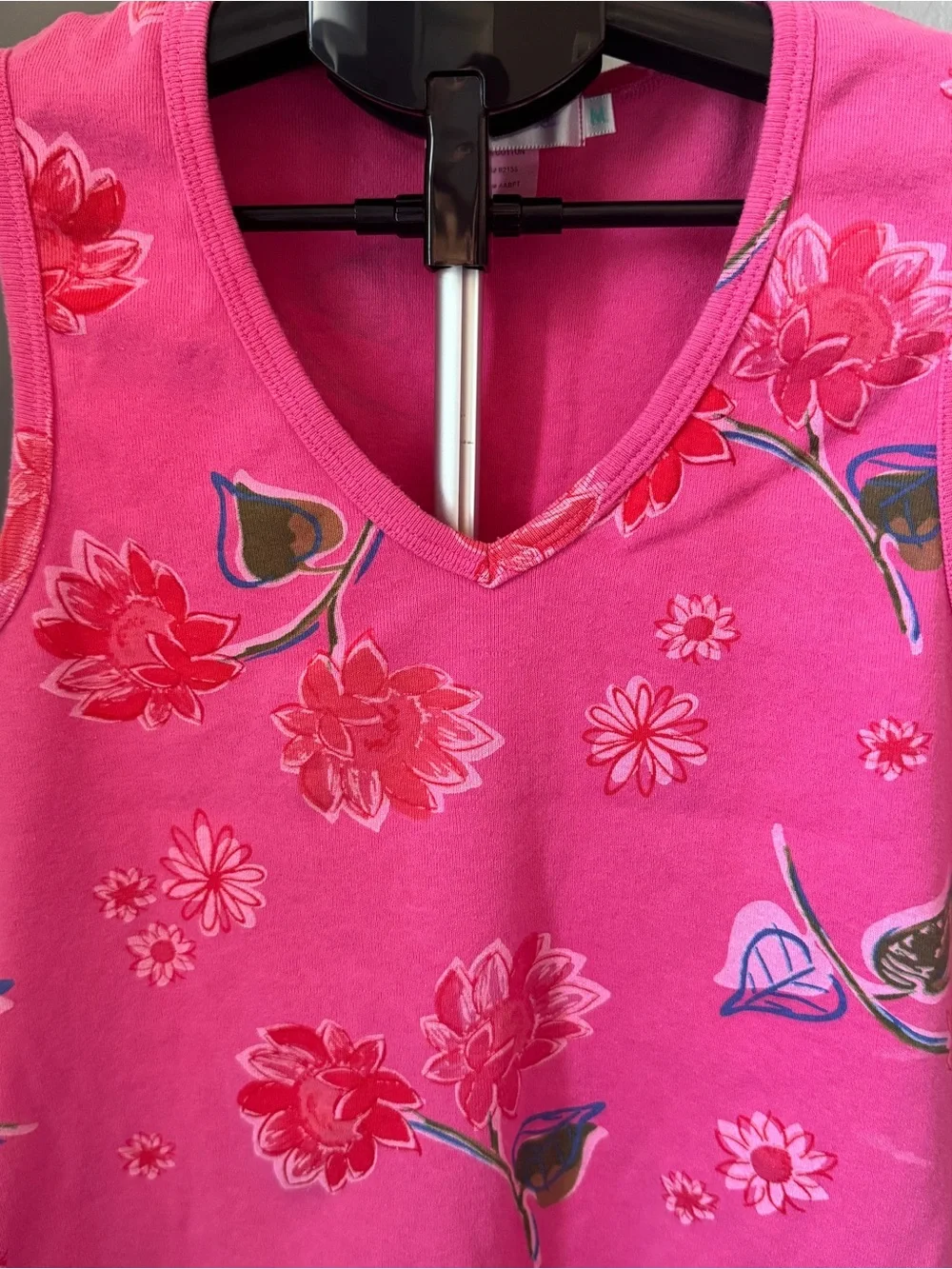 fresh produce Bright Pink Floral V-Neck Tank Size Med - Picture 3 of 10